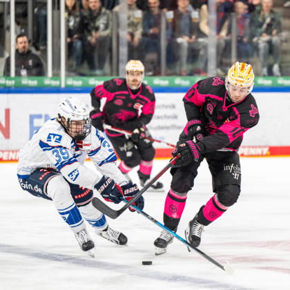 Max Calce (39, Adler Mannheim ) Evan Barratt (10, Nuernberg Ice Tigers, NIT ), Nuernberg Ice Tigers vs. Adler Mannheim, Eishockey, Penny DEL, 7. Spieltag, 09.10.2026, Nuernberg Ice Tigers vs. Adler Mannheim, Eishockey, Penny DEL, 7. Spieltag, 09.10.2026 Copyright: xEibner-Pressefoto ThomasxHahnx EP_NIT