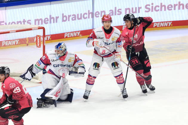 09.10.2026, DEU, GER, Eishockey, Spieltag, Saison 2026 27, Berlin, Eisbaeren Berlin vs. Grizzly Wolfsburg Jonas Neffin ( Eisbaeren Berlin 75 ), Adam Smith ( Eisbaeren Berlin 4 ), Matt Choupani ( Grizzly Wolfsburg 89 ), nordphoto GmbH Engler Stadt Uber-Arena Bundesland Land Copyright: xNordphotox xEnglerx