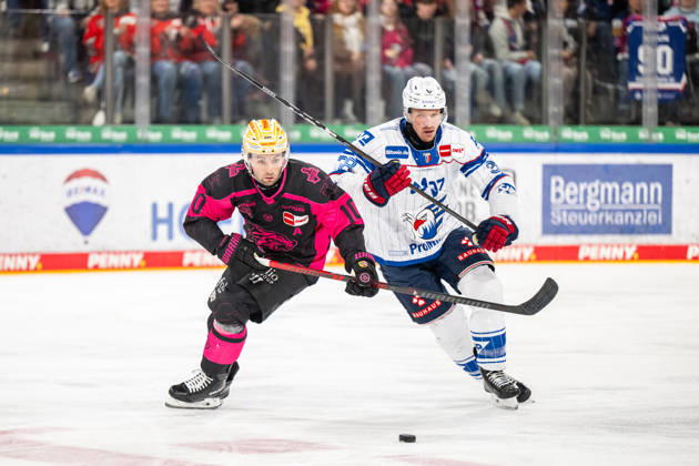 Evan Barratt (10, Nuernberg Ice Tigers, NIT ) Patrick Brown (38, Adler Mannheim ), Nuernberg Ice Tigers vs. Adler Mannheim, Eishockey, Penny DEL, 7. Spieltag, 09.10.2026, Nuernberg Ice Tigers vs. Adler Mannheim, Eishockey, Penny DEL, 7. Spieltag, 09.10.2026 Copyright: xEibner-Pressefoto ThomasxHahnx EP_NIT