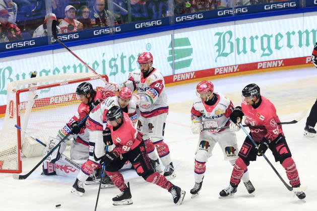 09.10.2026, DEU, GER, Eishockey, Spieltag, Saison 2026 27, Berlin, Eisbaeren Berlin vs. Grizzly Wolfsburg Jonas Neffin ( Eisbaeren Berlin 75 ), Eisbaeren-Spielerkreis, Wolfsburger-Spieler-Kreis, Adam Smith ( Eisbaeren Berlin 4 ). Markus Vikingstad ( Eisbaeren Berlin 37 ), w75 , Chris Wilkie ( Grizzly Wolfsburg 84 ) nordphoto GmbH Engler Stadt Uber-Arena Bundesland Land Copyright: xNordphotox xEnglerx