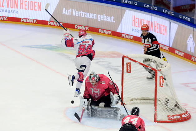 09.10.2026, DEU, GER, Eishockey, Spieltag, Saison 2026 27, Berlin, Eisbaeren Berlin vs. Grizzly Wolfsburg Liam Kirk ( Eisbaeren Berlin 94 ), Dustin Strahlmeier ( Grizzly Wolfsburg 1 ) nordphoto GmbH Engler Stadt Uber-Arena Bundesland Land Copyright: xNordphotox xEnglerx