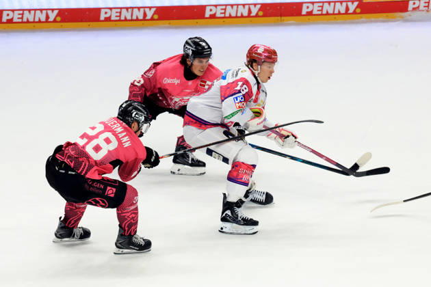 09.10.2026, DEU, GER, Eishockey, Spieltag, Saison 2026 27, Berlin, Eisbaeren Berlin vs. Grizzly Wolfsburg Jonas Mueller ( Eisbaeren Berlin 18 ), Ross Mauermann ( Grizzly Wolfsburg 28 ), Matt Choupani ( Grizzly Wolfsburg 89 ) nordphoto GmbH Engler Stadt Uber-Arena Bundesland Land Copyright: xNordphotox xEnglerx