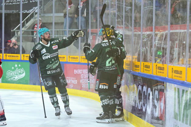 Tor,Torjubel zum 1:1 der Bietigheim Steelers durch das Tor von Cole Fonstad (Bietigheim Steelers, 24) Bietigheim Steelers vs. EC Bad Nauheim , Eishockey, DEL 2, 07.Hauptrundenspiel, Saison 2026 2027, 09.10.2026 Bietigheim Steelers vs. EC Bad Nauheim , Eishockey, DEL 2, 07.Hauptrundenspiel, Saison 2026 2027, 09.10.2026 Bietigheim Copyright: xEibner-Pressefotox EP_TBR