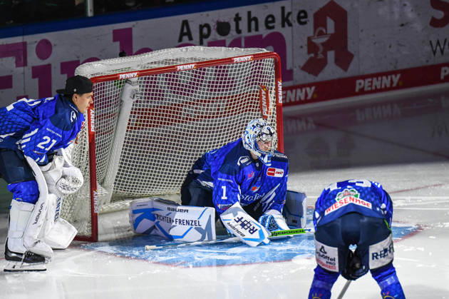Straubing Tigers vs. Iserlohn Roosters, Eishockey, Deutsche Eishockey Liga, Penny DEL, 7.Spieltag, Saison 2026 2027, 09.10.2026 Florian Bugl (Straubing Tigers), Eishockey Herren, Deutsche Eishockey Liga, Penny DEL, 5.Spieltag, Saison 2026 2027 am 09.10.2026 im Eisstadion am Pulverturm, Straubing Tigers (blau) gegen Iserlohn Roosters (weiss)