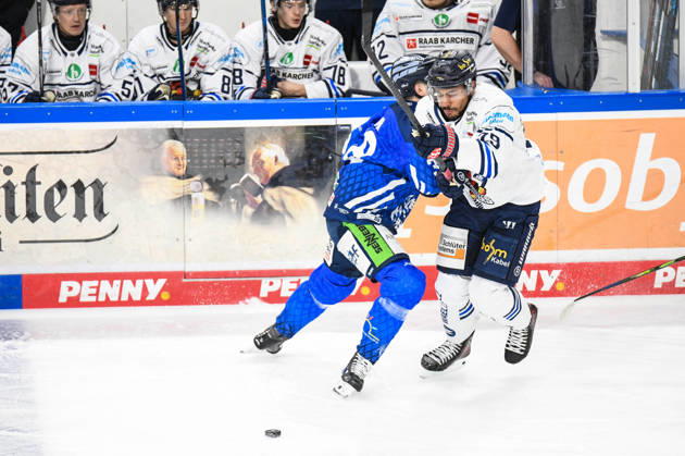 Straubing Tigers vs. Iserlohn Roosters, Eishockey, Deutsche Eishockey Liga, Penny DEL, 7.Spieltag, Saison 2026 2027, 09.10.2026 Stefan Loibl (Straubing Tigers) im Zweikampf mit Colin Ugbekile (Iserlohn Roosters), Eishockey Herren, Deutsche Eishockey Liga, Penny DEL, 5.Spieltag, Saison 2026 2027 am 09.10.2026 im Eisstadion am Pulverturm, Straubing Tigers (blau) gegen Iserlohn Roosters (weiss)