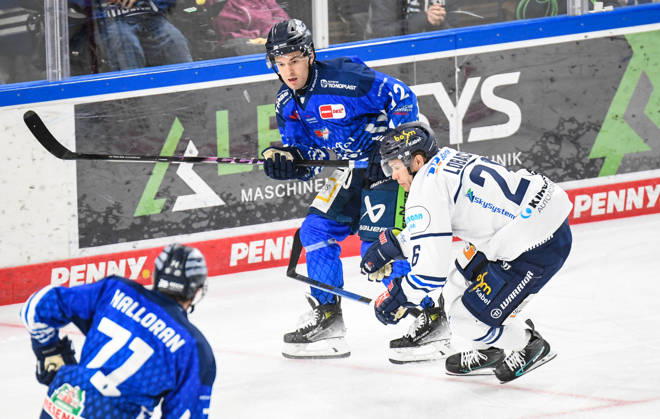 Straubing Tigers vs. Iserlohn Roosters, Eishockey, Deutsche Eishockey Liga, Penny DEL, 7.Spieltag, Saison 2026 2027, 09.10.2026 Joseph Duszak (Straubing Tigers) im Duell mit Dennis Lobach (Iserlohn Roosters), Eishockey Herren, Deutsche Eishockey Liga, Penny DEL, 5.Spieltag, Saison 2026 2027 am 09.10.2026 im Eisstadion am Pulverturm, Straubing Tigers (blau) gegen Iserlohn Roosters (weiss)