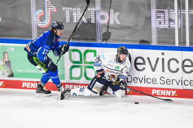 Straubing Tigers vs. Iserlohn Roosters, Eishockey, Deutsche Eishockey Liga, Penny DEL, 7.Spieltag, Saison 2026 2027, 09.10.2026 Adrin Klein (Straubing Tigers) an der Bande mit Julian Napravnik (Iserlohn Roosters), Eishockey Herren, Deutsche Eishockey Liga, Penny DEL, 5.Spieltag, Saison 2026 2027 am 09.10.2026 im Eisstadion am Pulverturm, Straubing Tigers (blau) gegen Iserlohn Roosters (weiss)