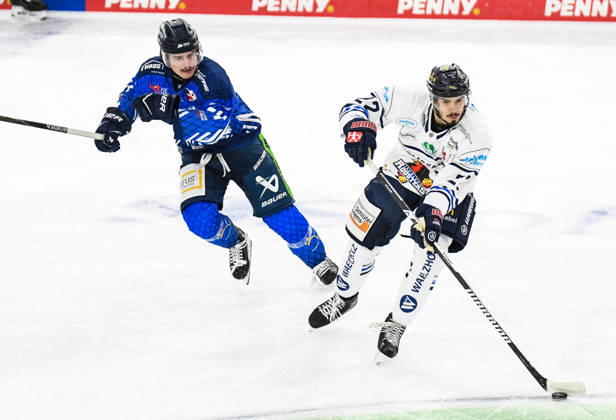Straubing Tigers vs. Iserlohn Roosters, Eishockey, Deutsche Eishockey Liga, Penny DEL, 7.Spieltag, Saison 2026 2027, 09.10.2026 Jamieson Rees (Straubing Tigers) hinter Daniel Neumann (Iserlohn Roosters), Eishockey Herren, Deutsche Eishockey Liga, Penny DEL, 5.Spieltag, Saison 2026 2027 am 09.10.2026 im Eisstadion am Pulverturm, Straubing Tigers (blau) gegen Iserlohn Roosters (weiss)