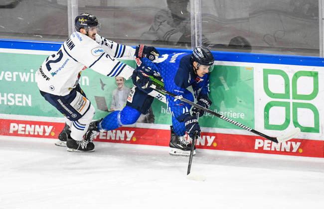 Straubing Tigers vs. Iserlohn Roosters, Eishockey, Deutsche Eishockey Liga, Penny DEL, 7.Spieltag, Saison 2026 2027, 09.10.2026 J.C. Beaudin (Straubing Tigers) an der Bande mit Daniel Neumann (Iserlohn Roosters), Eishockey Herren, Deutsche Eishockey Liga, Penny DEL, 5.Spieltag, Saison 2026 2027 am 09.10.2026 im Eisstadion am Pulverturm, Straubing Tigers (blau) gegen Iserlohn Roosters (weiss)