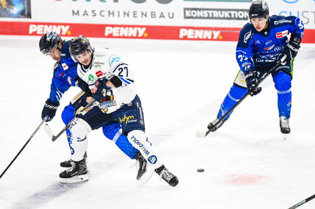 Straubing Tigers vs. Iserlohn Roosters, Eishockey, Deutsche Eishockey Liga, Penny DEL, 7.Spieltag, Saison 2026 2027, 09.10.2026 Nicolas Beaudin (Straubing Tigers) hinter Christian Thomas (Iserlohn Roosters), Eishockey Herren, Deutsche Eishockey Liga, Penny DEL, 5.Spieltag, Saison 2026 2027 am 09.10.2026 im Eisstadion am Pulverturm, Straubing Tigers (blau) gegen Iserlohn Roosters (weiss)