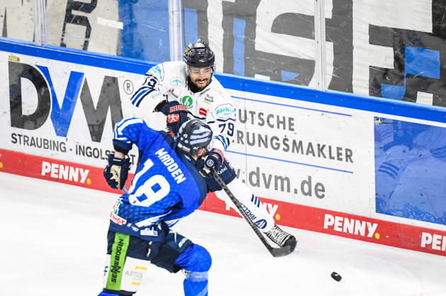 Straubing Tigers vs. Iserlohn Roosters, Eishockey, Deutsche Eishockey Liga, Penny DEL, 7.Spieltag, Saison 2026 2027, 09.10.2026 Colin Ugbekile (Iserlohn Roosters), Eishockey Herren, Deutsche Eishockey Liga, Penny DEL, 5.Spieltag, Saison 2026 2027 am 09.10.2026 im Eisstadion am Pulverturm, Straubing Tigers (blau) gegen Iserlohn Roosters (weiss)