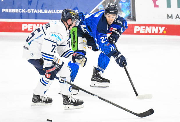Straubing Tigers vs. Iserlohn Roosters, Eishockey, Deutsche Eishockey Liga, Penny DEL, 7.Spieltag, Saison 2026 2027, 09.10.2026 J.C. Beaudin (Straubing Tigers) an der Bande mit Julian Napravnik (Iserlohn Roosters), Eishockey Herren, Deutsche Eishockey Liga, Penny DEL, 5.Spieltag, Saison 2026 2027 am 09.10.2026 im Eisstadion am Pulverturm, Straubing Tigers (blau) gegen Iserlohn Roosters (weiss)