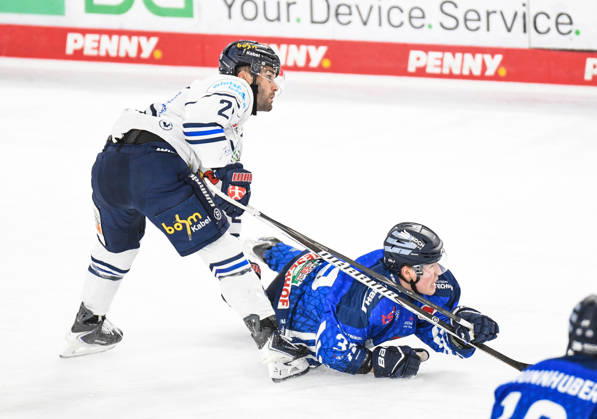 Straubing Tigers vs. Iserlohn Roosters, Eishockey, Deutsche Eishockey Liga, Penny DEL, 7.Spieltag, Saison 2026 2027, 09.10.2026 Simon Seidl (Straubing Tigers) am Boden vor Justin Scott (Iserlohn Roosters), Eishockey Herren, Deutsche Eishockey Liga, Penny DEL, 5.Spieltag, Saison 2026 2027 am 09.10.2026 im Eisstadion am Pulverturm, Straubing Tigers (blau) gegen Iserlohn Roosters (weiss)