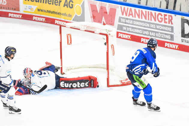 Straubing Tigers vs. Iserlohn Roosters, Eishockey, Deutsche Eishockey Liga, Penny DEL, 7.Spieltag, Saison 2026 2027, 09.10.2026 Tim Brunnhuber (Straubing Tigers) trifft gegen Andreas Jenike (Iserlohn Roosters), Eishockey Herren, Deutsche Eishockey Liga, Penny DEL, 5.Spieltag, Saison 2026 2027 am 09.10.2026 im Eisstadion am Pulverturm, Straubing Tigers (blau) gegen Iserlohn Roosters (weiss)