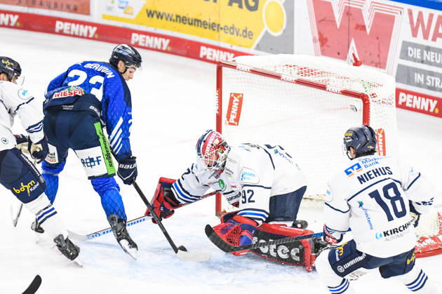 Straubing Tigers vs. Iserlohn Roosters, Eishockey, Deutsche Eishockey Liga, Penny DEL, 7.Spieltag, Saison 2026 2027, 09.10.2026 J.C. Beaudin (Straubing Tigers) trifft gegen Andreas Jenike (Iserlohn Roosters), Eishockey Herren, Deutsche Eishockey Liga, Penny DEL, 5.Spieltag, Saison 2026 2027 am 09.10.2026 im Eisstadion am Pulverturm, Straubing Tigers (blau) gegen Iserlohn Roosters (weiss)