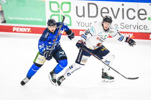 Straubing Tigers vs. Iserlohn Roosters, Eishockey, Deutsche Eishockey Liga, Penny DEL, 7.Spieltag, Saison 2026 2027, 09.10.2026 Marcel Brandt (Straubing Tigers) mit Johannes Krauss (Iserlohn Roosters), Eishockey Herren, Deutsche Eishockey Liga, Penny DEL, 5.Spieltag, Saison 2026 2027 am 09.10.2026 im Eisstadion am Pulverturm, Straubing Tigers (blau) gegen Iserlohn Roosters (weiss)