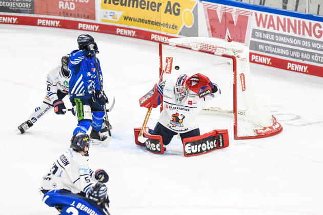 Straubing Tigers vs. Iserlohn Roosters, Eishockey, Deutsche Eishockey Liga, Penny DEL, 7.Spieltag, Saison 2026 2027, 09.10.2026 Filip Varejcka (Straubing Tigers) ueberwindet Andreas Jenike (Iserlohn Roosters), Eishockey Herren, Deutsche Eishockey Liga, Penny DEL, 5.Spieltag, Saison 2026 2027 am 09.10.2026 im Eisstadion am Pulverturm, Straubing Tigers (blau) gegen Iserlohn Roosters (weiss)