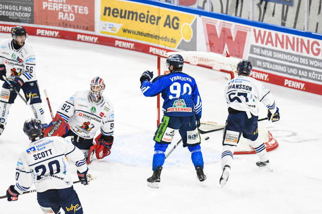 Straubing Tigers vs. Iserlohn Roosters, Eishockey, Deutsche Eishockey Liga, Penny DEL, 7.Spieltag, Saison 2026 2027, 09.10.2026 Filip Varejcka (Straubing Tigers) ueberwindet Andreas Jenike (Iserlohn Roosters), Eishockey Herren, Deutsche Eishockey Liga, Penny DEL, 5.Spieltag, Saison 2026 2027 am 09.10.2026 im Eisstadion am Pulverturm, Straubing Tigers (blau) gegen Iserlohn Roosters (weiss)