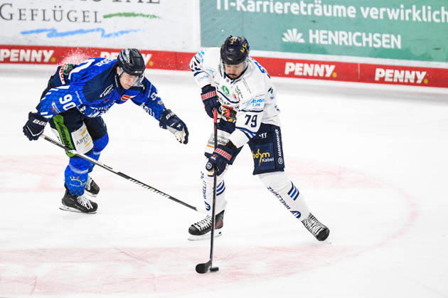 Straubing Tigers vs. Iserlohn Roosters, Eishockey, Deutsche Eishockey Liga, Penny DEL, 7.Spieltag, Saison 2026 2027, 09.10.2026 Filip Varejcka (Straubing Tigers) im Zweikampf mit Colin Ugbekile (Iserlohn Roosters), Eishockey Herren, Deutsche Eishockey Liga, Penny DEL, 5.Spieltag, Saison 2026 2027 am 09.10.2026 im Eisstadion am Pulverturm, Straubing Tigers (blau) gegen Iserlohn Roosters (weiss)