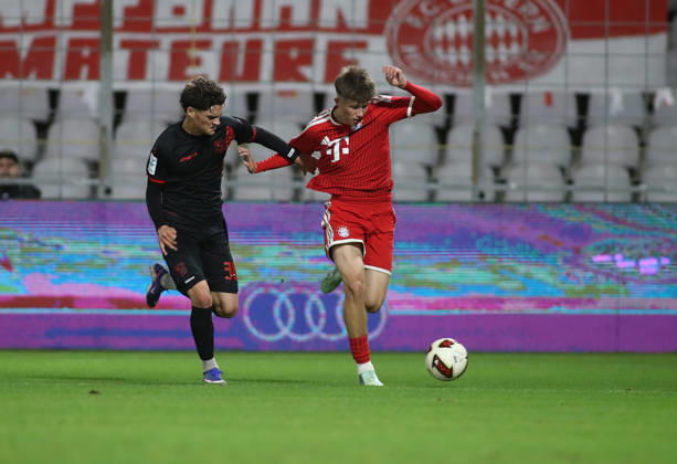 Fussball, Herren, Regionalliga Bayern, Saison 2026 2027, FC Bayern München II - SpVgg Unterhaching, Grünwalder Stadion Constantin Strunz (SpVgg Unterhaching) (li.) mit Matous Srb (FC Bayern München II) (re.) im Zweikampf um den Ball