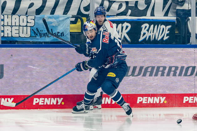 Kampf um den Puck Zweikampf zwischen Taro Hirose (EHC Red Bull Muenchen, 17) und Daniel Pietta (ERC Ingolstadt, 86) GER, EHC Red Bull Muenchen vs. ERC Ingolstadt, DEL, Saison 2026 2027, 7. Spieltag, 09.10.2026. Foto: HMB Media Franz Feiner Copyright: HMBxMedia FranzxFeiner