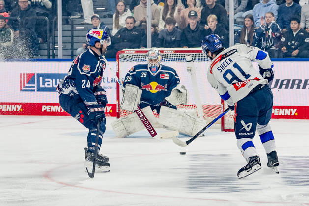 Ryan Murphy (EHC Red Bull Muenchen, 24) kann einen Schuss von Riley Sheen (ERC Ingolstadt, 91) auf das Tor von Mathias Niederberger (Torwart, EHC Red Bull Muenchen, 35) nicht verhindern GER, EHC Red Bull Muenchen vs. ERC Ingolstadt, DEL, Saison 2026 2027, 7. Spieltag, 09.10.2026. Foto: HMB Media Franz Feiner Copyright: HMBxMedia FranzxFeiner