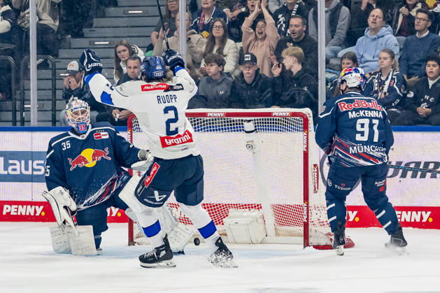 Sam Ruopp (ERC Ingolstadt, 02) bejubelt das Tor zum 0:2 durch Riley Barber (ERC Ingolstadt, 37) - nicht im Bild - Mathias Niederberger (Torwart, EHC Red Bull Muenchen, 35) und Jeremy McKenna (EHC Red Bull Muenchen, 91) sind bedient GER, EHC Red Bull Muenchen vs. ERC Ingolstadt, DEL, Saison 2026 2027, 7. Spieltag, 09.10.2026. Foto: HMB Media Franz Feiner Copyright: HMBxMedia FranzxFeiner