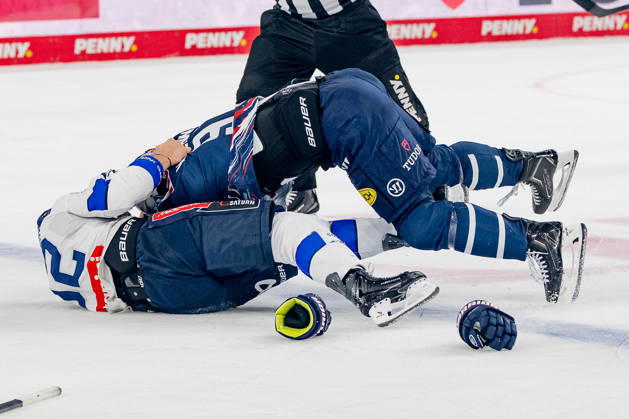 Keilerei zwischen Jeremy McKenna (EHC Red Bull Muenchen, 91) und Daniel Schmoelz (ERC Ingolstadt, 92) GER, EHC Red Bull Muenchen vs. ERC Ingolstadt, DEL, Saison 2026 2027, 7. Spieltag, 09.10.2026. Foto: HMB Media Franz Feiner Copyright: HMBxMedia FranzxFeiner