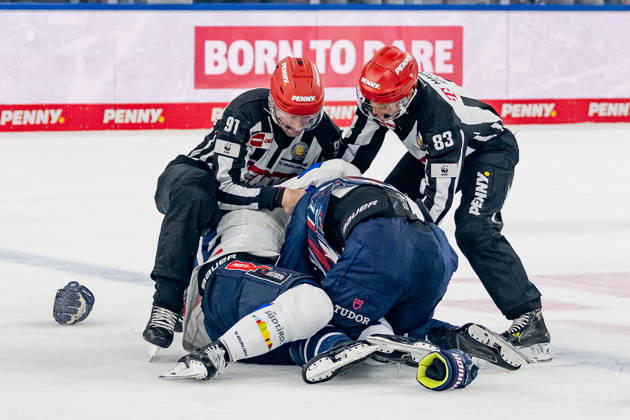 Keilerei zwischen Jeremy McKenna (EHC Red Bull Muenchen, 91) und Daniel Schmoelz (ERC Ingolstadt, 92) GER, EHC Red Bull Muenchen vs. ERC Ingolstadt, DEL, Saison 2026 2027, 7. Spieltag, 09.10.2026. Foto: HMB Media Franz Feiner Copyright: HMBxMedia FranzxFeiner