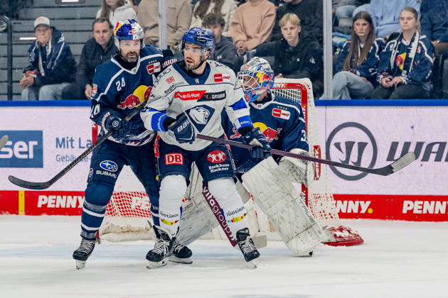 Ryan Murphy (EHC Red Bull Muenchen, 24) verteidigt gegen Peter Abbandonato (ERC Ingolstadt, 98) vor dem Tor von Mathias Niederberger (Torwart, EHC Red Bull Muenchen, 35) GER, EHC Red Bull Muenchen vs. ERC Ingolstadt, DEL, Saison 2026 2027, 7. Spieltag, 09.10.2026. Foto: HMB Media Franz Feiner Copyright: HMBxMedia FranzxFeiner