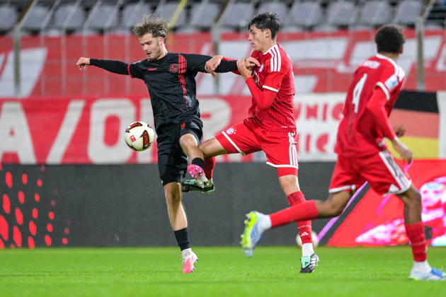 v.li.: Jeroen Krupa (Unterhaching, 9) Filip Pavic (Bayern Muenchen, FCB, 5) im Zweikampf, Duell, duel, tackle, Dynamik, Action, Aktion, 09.10.2026, München (Deutschland), Fussball, Regionalliga Bayern, FC Bayern München II - SpVgg Unterhaching