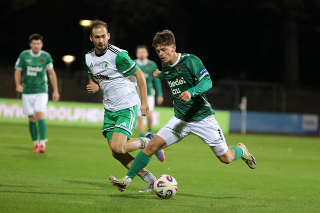 09.10.2026, Fußball, Herren, Regionalliga Bayern, Saison 2026 2027, 13. Spieltag: FC Schweinfurt 05 - SC Eltersdorf Von links: Manfred Strobel (SC Eltersdorf, 07) gegen Valentin Schmitt (FC Schweinfurt 05, 11) Schweinfurt Riedel-Bau-Arena im Sachs-Stadio Bayern Unterfranken Deutschland