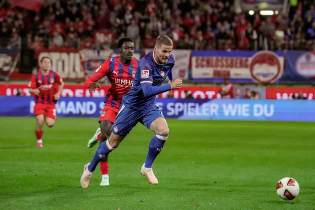 Deutschland: Fussball Saison 2026 2027 , 2. Bundesliga , 7. Spieltag , 1. FC Heidenheim vs. 1. FC Kaiserslautern - Voith-Arena (Heidenheim) : Jan Elvedi (1. FC Kaiserslautern, 33) im Zweikampf mit Christian Conteh (1. FC Heidenheim, 10) Heidenheim Voith-Arena Deutschland Germany Copyright: xBennetxLongx