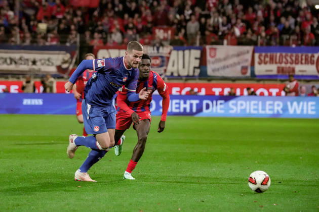 Deutschland: Fussball Saison 2026 2027 , 2. Bundesliga , 7. Spieltag , 1. FC Heidenheim vs. 1. FC Kaiserslautern - Voith-Arena (Heidenheim) : Jan Elvedi (1. FC Kaiserslautern, 33) im Zweikampf mit Christian Conteh (1. FC Heidenheim, 10) Heidenheim Voith-Arena Deutschland Germany Copyright: xBennetxLongx