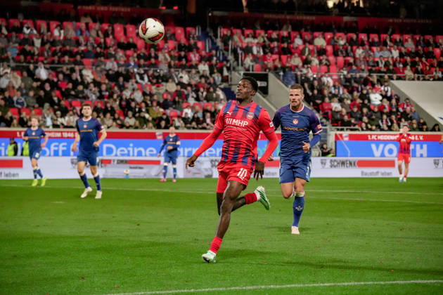 Deutschland: Fussball Saison 2026 2027 , 2. Bundesliga , 7. Spieltag , 1. FC Heidenheim vs. 1. FC Kaiserslautern - Voith-Arena (Heidenheim) : Christian Conteh (1. FC Heidenheim, 10) am Ball, im Ballbesitz Heidenheim Voith-Arena Deutschland Germany Copyright: xBennetxLongx