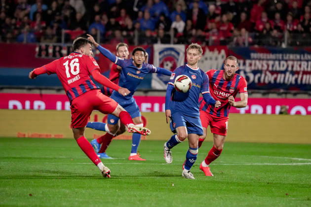 Deutschland: Fussball Saison 2026 2027 , 2. Bundesliga , 7. Spieltag , 1. FC Heidenheim vs. 1. FC Kaiserslautern - Voith-Arena (Heidenheim) : Julian Niehues (1. FC Heidenheim, 16) im Zweikampf mit Naatan Skyttä Naatan Skytta (1. FC Kaiserslautern, 15) Heidenheim Voith-Arena Deutschland Germany Copyright: xBennetxLongx