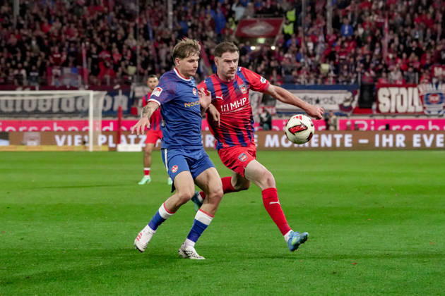 Deutschland: Fussball Saison 2026 2027 , 2. Bundesliga , 7. Spieltag , 1. FC Heidenheim vs. 1. FC Kaiserslautern - Voith-Arena (Heidenheim) : Budu Zivzivadze (1. FC Heidenheim, 11) im Zweikampf mit Paul Joly (1. FC Kaiserslautern, 26) Heidenheim Voith-Arena Deutschland Germany Copyright: xBennetxLongx