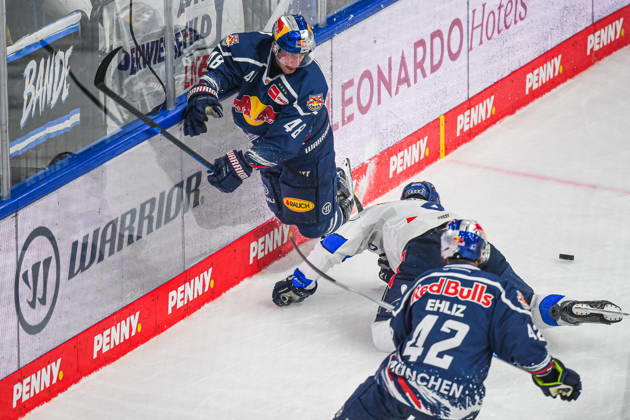 09.10.2026, München, Deutschland. PENNY DEL, Deutsche Eishockey Liga, Saison 2026 27, 7. Spieltag: EHC Red Bull München gegen ERC Ingolstadt im SAP Garden in München. Lucas Thaler (EHC Red Bull München) im Zweikampf, im Duell, im Kampf um den Puck