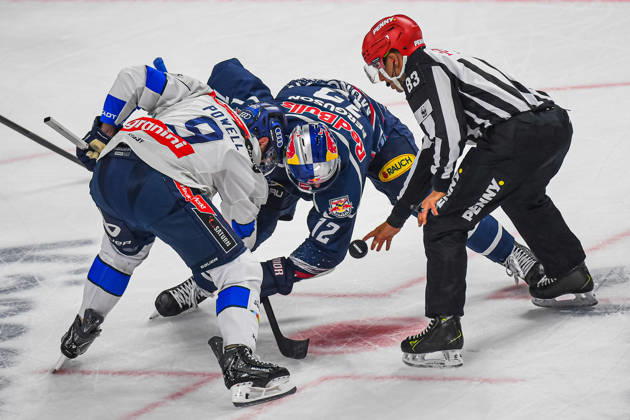 09.10.2026, München, Deutschland. PENNY DEL, Deutsche Eishockey Liga, Saison 2026 27, 7. Spieltag: EHC Red Bull München gegen ERC Ingolstadt im SAP Garden in München. Brady Ferguson (EHC Red Bull München) zusammen mit Myles Powell (ERC Ingolstadt) im Eishockey Bully