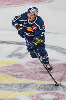 09.10.2026, München, Deutschland. PENNY DEL, Deutsche Eishockey Liga, Saison 2026 27, 7. Spieltag: EHC Red Bull München gegen ERC Ingolstadt im SAP Garden in München. Patrick Hager (EHC Red Bull München) am Puck, mit dem Puck, in Puckbesitz
