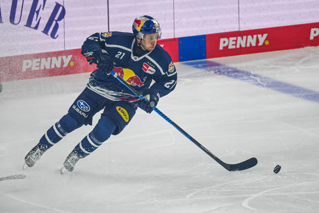 09.10.2026, München, Deutschland. PENNY DEL, Deutsche Eishockey Liga, Saison 2026 27, 7. Spieltag: EHC Red Bull München gegen ERC Ingolstadt im SAP Garden in München. Dominik Kahun (EHC Red Bull München) am Puck, mit dem Puck, in Puckbesitz