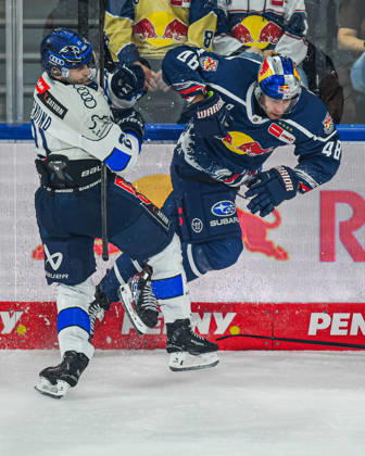 09.10.2026, München, Deutschland. PENNY DEL, Deutsche Eishockey Liga, Saison 2026 27, 7. Spieltag: EHC Red Bull München gegen ERC Ingolstadt im SAP Garden in München. Lucas Thaler (EHC Red Bull München) fällt gleich hin