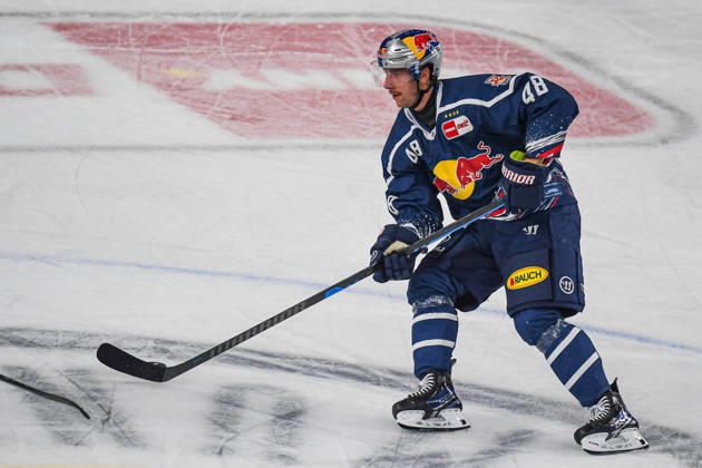 09.10.2026, München, Deutschland. PENNY DEL, Deutsche Eishockey Liga, Saison 2026 27, 7. Spieltag: EHC Red Bull München gegen ERC Ingolstadt im SAP Garden in München. Lucas Thaler (EHC Red Bull München) am Puck, mit dem Puck, in Puckbesitz