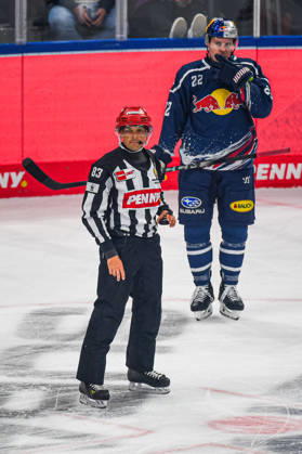 09.10.2026, München, Deutschland. PENNY DEL, Deutsche Eishockey Liga, Saison 2026 27, 7. Spieltag: EHC Red Bull München gegen ERC Ingolstadt im SAP Garden in München. Schiedsrichter nachdenklich, ernst, fokussiert