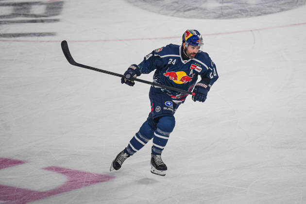 09.10.2026, München, Deutschland. PENNY DEL, Deutsche Eishockey Liga, Saison 2026 27, 7. Spieltag: EHC Red Bull München gegen ERC Ingolstadt im SAP Garden in München. Ryan Murphy (EHC Red Bull München) beim Schlittschuhlaufen, in Bewegung auf dem Eis