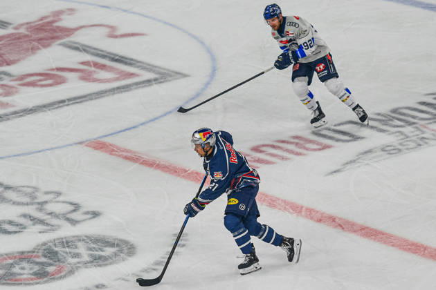 09.10.2026, München, Deutschland. PENNY DEL, Deutsche Eishockey Liga, Saison 2026 27, 7. Spieltag: EHC Red Bull München gegen ERC Ingolstadt im SAP Garden in München. Dominik Kahun (EHC Red Bull München) am Puck, mit dem Puck, in Puckbesitz