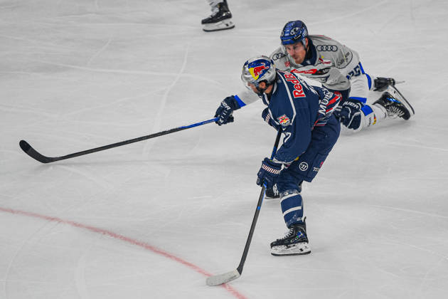 09.10.2026, München, Deutschland. PENNY DEL, Deutsche Eishockey Liga, Saison 2026 27, 7. Spieltag: EHC Red Bull München gegen ERC Ingolstadt im SAP Garden in München. Taro Hirose (EHC Red Bull München) am Puck, mit dem Puck, in Puckbesitz