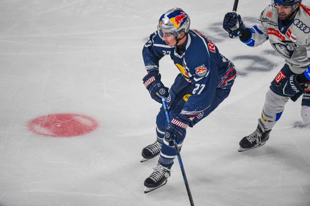 09.10.2026, München, Deutschland. PENNY DEL, Deutsche Eishockey Liga, Saison 2026 27, 7. Spieltag: EHC Red Bull München gegen ERC Ingolstadt im SAP Garden in München. Veit Oswald (EHC Red Bull München) beim Schlittschuhlaufen, in Bewegung auf dem Eis