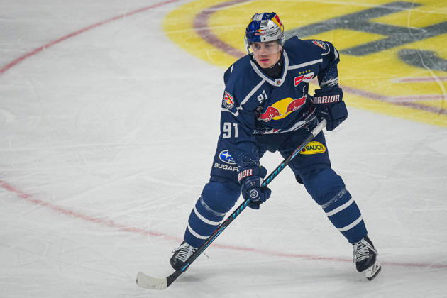 09.10.2026, München, Deutschland. PENNY DEL, Deutsche Eishockey Liga, Saison 2026 27, 7. Spieltag: EHC Red Bull München gegen ERC Ingolstadt im SAP Garden in München. Jeremy McKenna (EHC Red Bull München) beim Schlittschuhlaufen, in Bewegung auf dem Eis