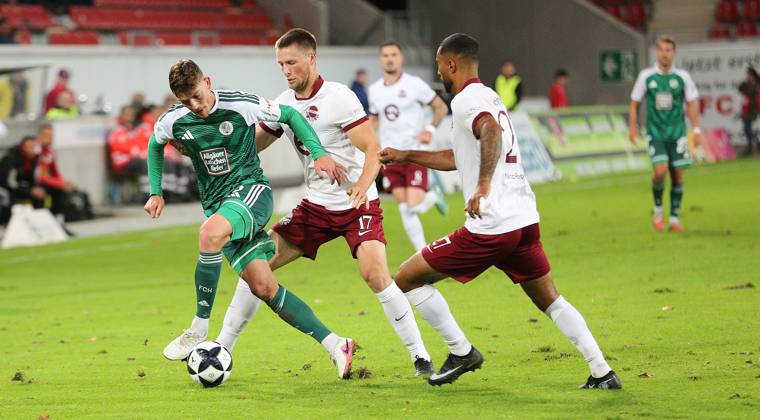 09.10.2026 xmgoodx Offenbach am Main, Plutos Stadion am Bieberer Berg Regionalliga Südwest Saison 2026 2027 Kickers Offenbach (OFC) - FC 08 Homburg Nicolas Andermatt (Homburg) gegen Benedikt von Hagen (17, OFC) und JAYSON BREITENBACH (27, OFC)